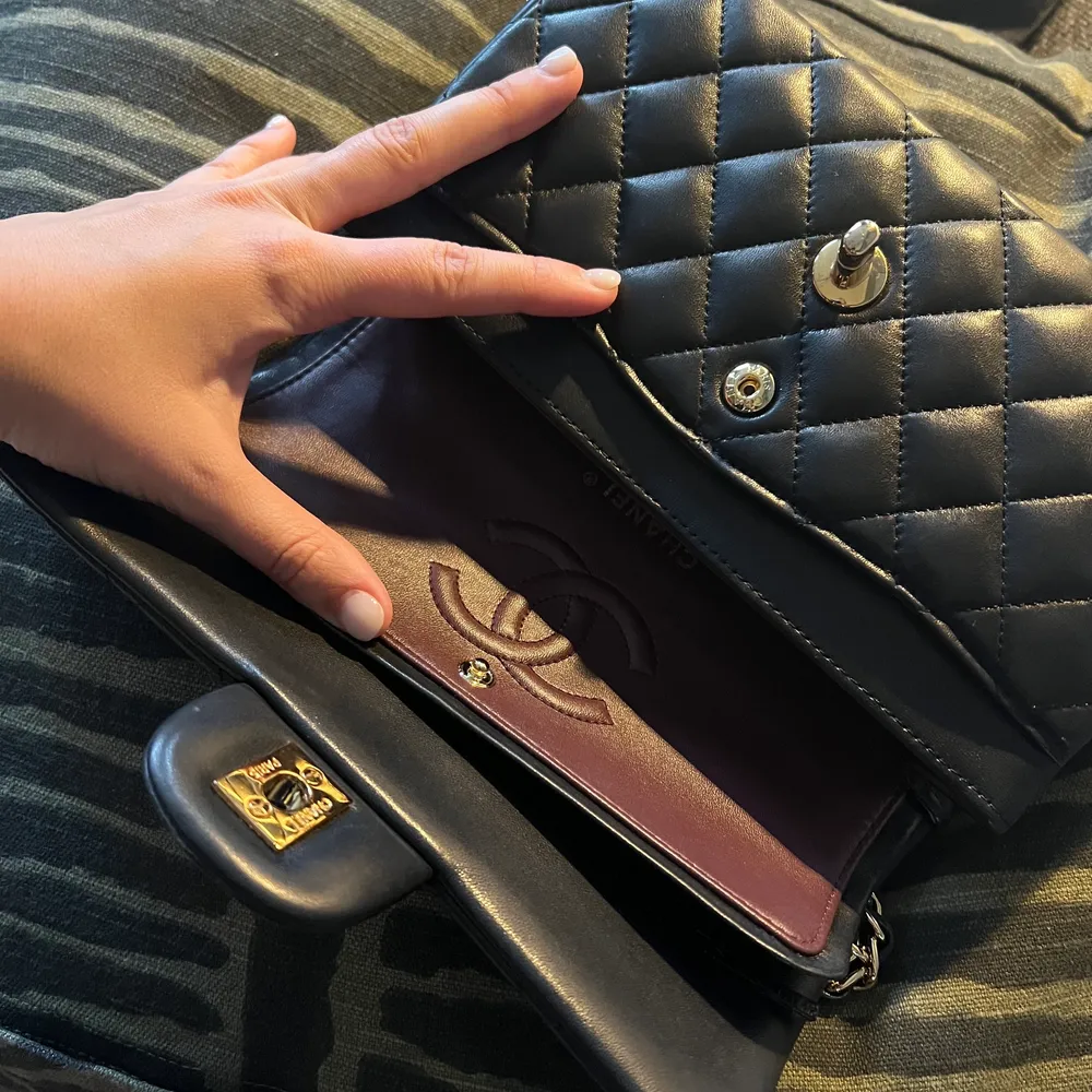 Chanel classic flap i storlek small, 23 cm. Lambskin, äkta läder. GHW. Superfin kopia, min favoritväska!. Väskor.