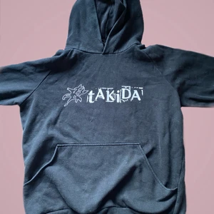 Takida hoodie - Takida Hoodie i storlek M men skulle säga den sitter mer som en S. Köpt secondhand och är i okej skick. Hör av dig om du är intresserad:)