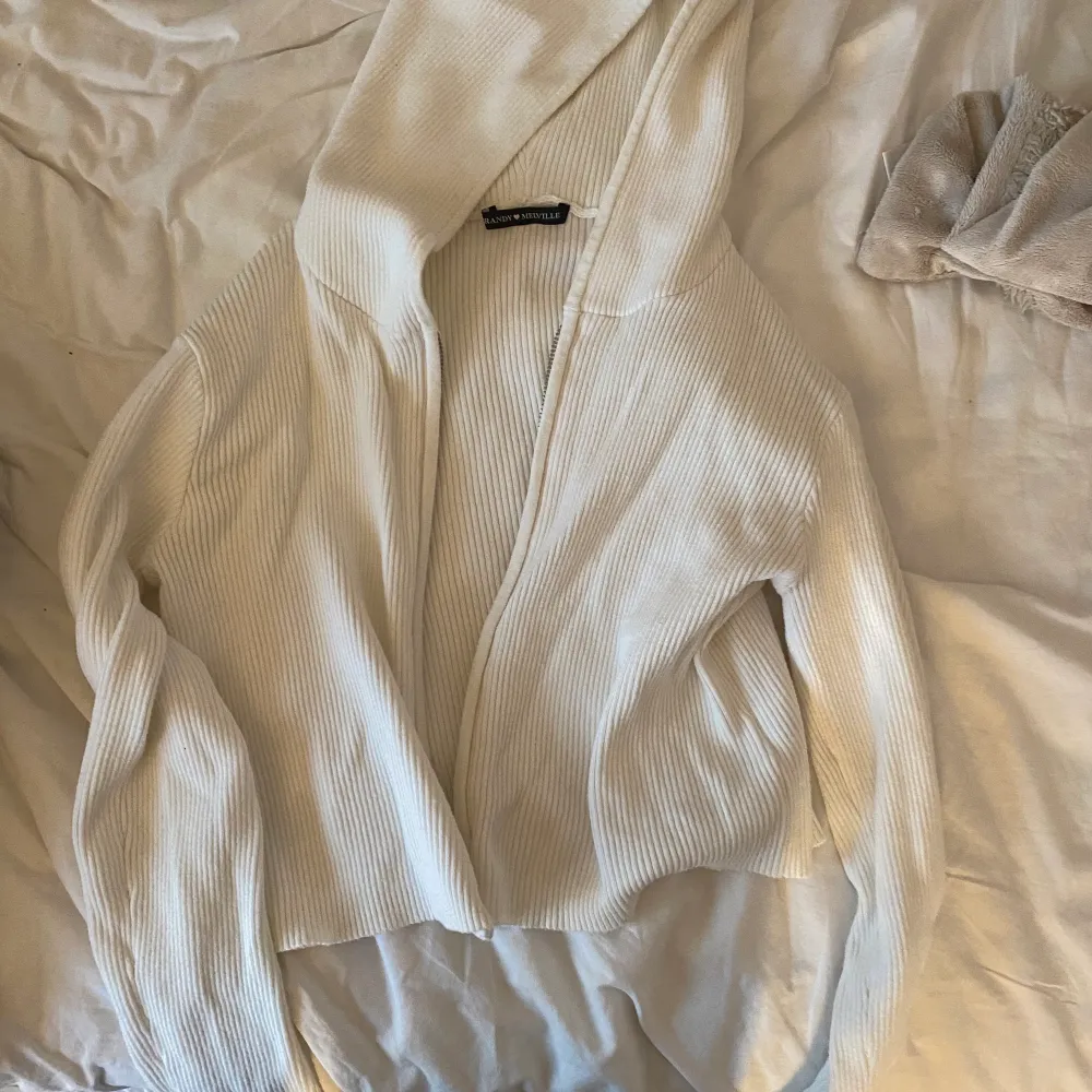Denna stickade hoodie köpte jag i våras och säljer för att den inte kommer till användning❤️ Nästan nyskick! Från brandy Melville och den är i one-size. Skulle säga att den är elastisk så töjbar. Pris kan disskuteras och bilder kan skickas. ❤️. Stickat.