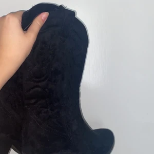Cowboyboots 🤟🏼 - Svarta cowboyboots 🤠 köptes från crēme freiche, ett danskt märke🫶🏼 nypris: 600!! Aldrig använda