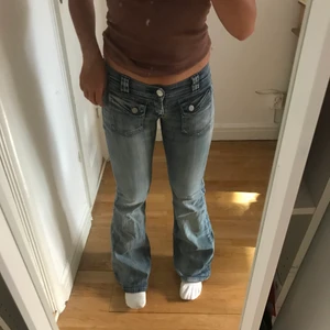 unika jeans  - ljusa jeans utan fickor där bak🙌 riktigt 2000-tal 