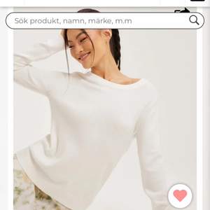 Säljer nu denna trendiga vita stickade tröja ifrån vila, då den inte kommer till användning. Köptes för: 279kr men nyspris: 200kr💕 den är en XS men skulle säga att den passar s/m!💫 skriv för fler bilder & andra frågor