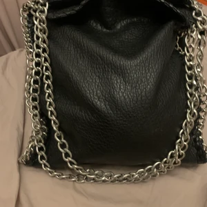 Tiamo - En superfin tiamo väska, i läder. Säljer då den inte kommer till användning💫. Den är i bra skick och använd ett par gånger🌷. Den är en bra skolväska då tex dator och pärmar ryms i den💞 