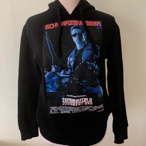 Zara ”Terminator” hoodie  - 159kr + 49kr frakt, Mjuk hoodie, står M men egentligen mindre (S). Träffas hellre och lämnar över i Vbg, Thn, Uddevalla och Mellerud. 