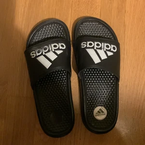 Adidas - Säljer dessa adidas tofflor eftersom att dem är försmå. Skriv om du är intresserad. 