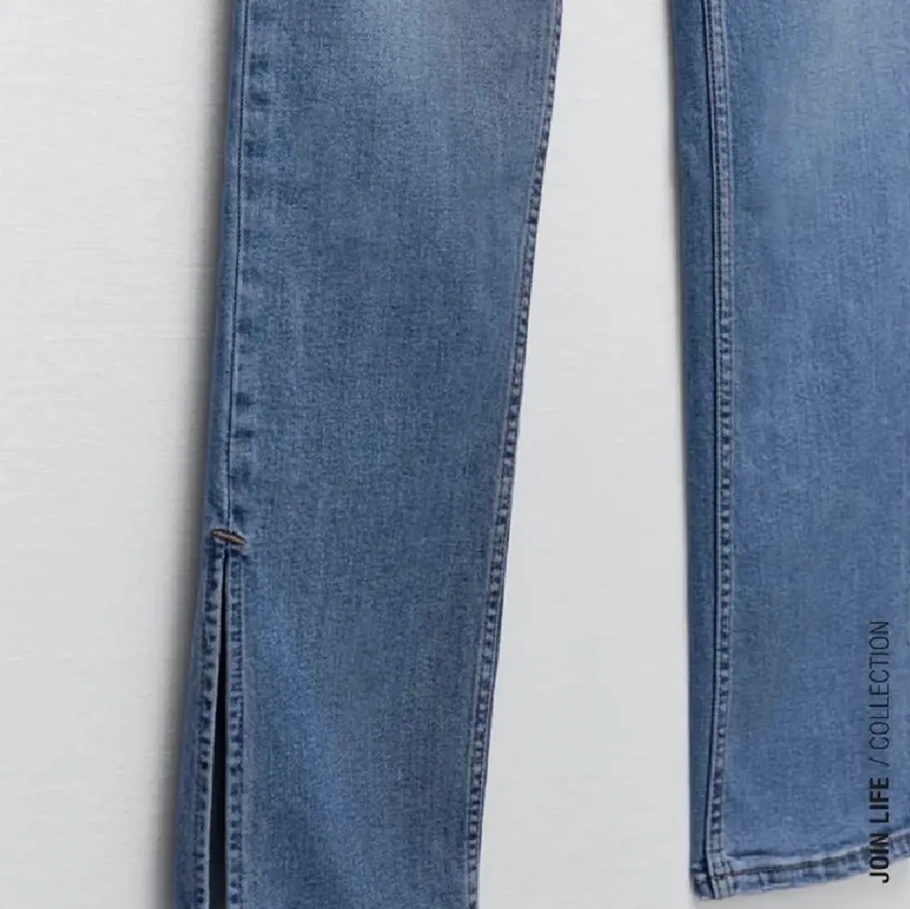 Säljer dessa slutsålda jeans från Zara i modellen ”split skinny”. Köpte här på plick men dom passade inte mig tyvärr. Storlek 36 och aldrig använda, endast provade🫶🏼. Jeans & Byxor.