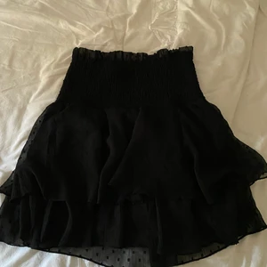 Svart volang kjol  - TRYCK INTE PÅ KÖP DIREKT