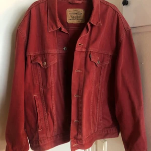 LEVI’s vintage red denim jacket. Black label.  - Säljer min röda jeansjacka av Levi’s. Den är vintage, sällsynt på grund av att vara under Levi’s ”Black Label”. Perfekt skick. 