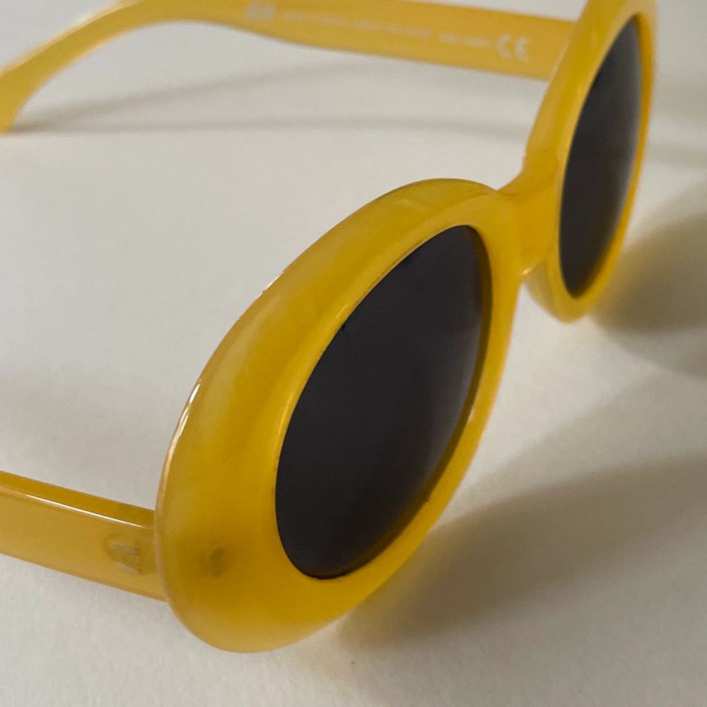 Gul 💛 Gula retro solglasögon 💛 | Plick Second Hand