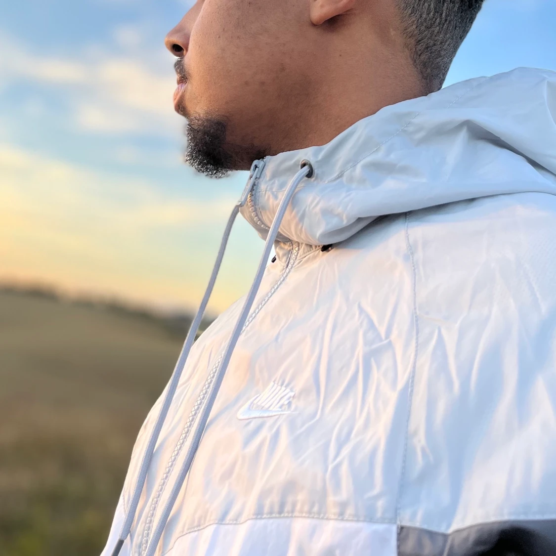 Klassisk vit/grå Nike windbreaker i storlek M - 90