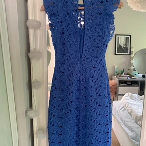 Klänning från Zara - Jättefin klänning med spets från Zara strl XS med tillhörande underklänning. Har tyvärr blivit för liten för mig. Öppen i ryggen med dragkedja halvt upp på ryggen. 