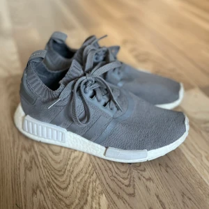 Grå adidas NMD - Superfina Adidas NMD i grått, endast använda inomhus så är som nya! 
