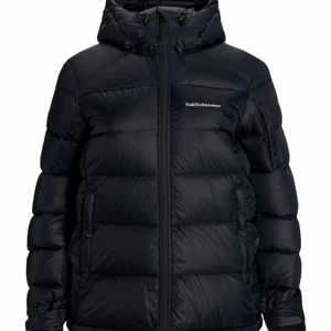 Peak performance jacka svart  - Säljer min jacka från peak performance då den inte kommer till användning längre. Modellen heter Frost Down Hood och är i fint skick! Skriv privat för flera bilder, priset kan även diskuteras🤍