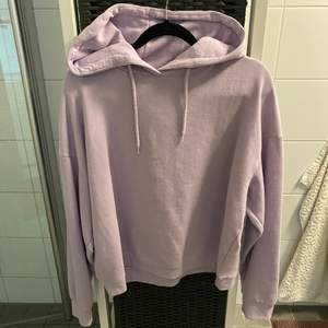 Lila hoodie från lager 157 i storlek S. Finns i arlöv eller skickas mot frakt, kan även levereras mot bensinpeng 