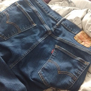 Levis  - Levis jeans i midjan är det w.34 och längd 32. Jag säljer dom pga viktnedgång så nu ligger dom bara. Jätte fina på för den kurviga kroppen men kan även passa en storlek 30 i midjan då den är lite mindre i storlek 