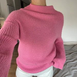 Rosa stickad tröja - Myysig lite oversized rosa stickad tröja. underbar färg och sticks inte 🫶🏼 