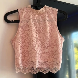 Topp - Min absolut favorit rosa blommiga topp som jag nu ska sälja. De inget fel på den men behöver rensa min garderob. 