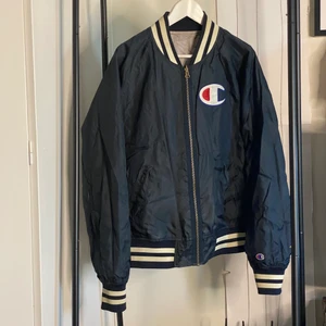 Vändbar jacka - Vändbar collagejacka från Champion i gott skick, bra om man inte kan bestämma sig mellan blå eller grå jacka