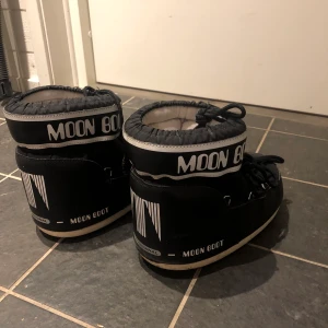 Moonboots - Säljer mina fina trendiga moonboots🤍 storlek 37-39! Får Inge användning av de längre därför jag säljer de. Köpte de för 1200kr!💙 köparen står för frakten!❗️ 