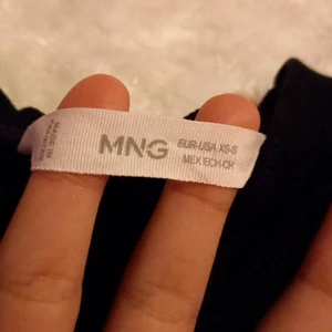 Mango tröja - Svart mango tröja i storleken XS-S jag är XXS så den var ganska stor men sitter perfekt på rätt storlek. Helt oanvänd bara testdad 1 gång. Köparen står för frakt och pris kan diskuteras.