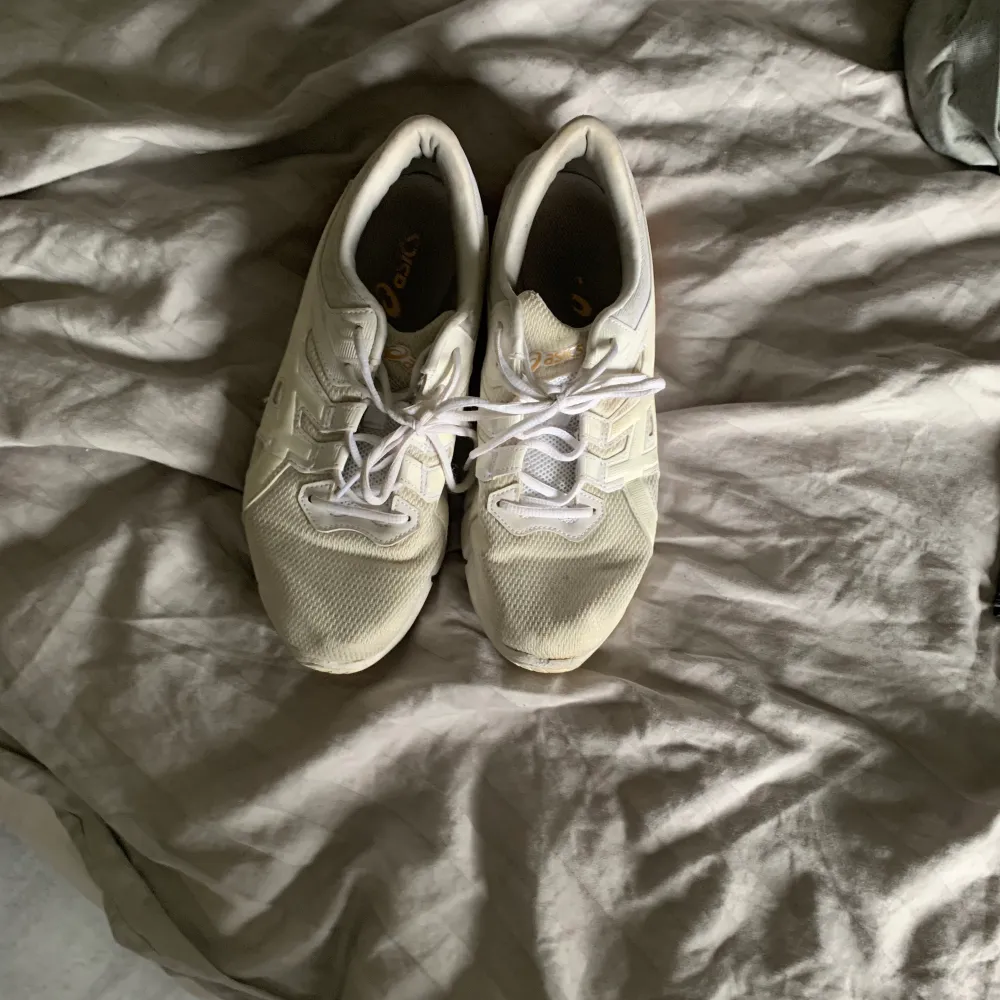 Ett par vita och bächa skor till både idrott och ute i storlek 40. Skor.