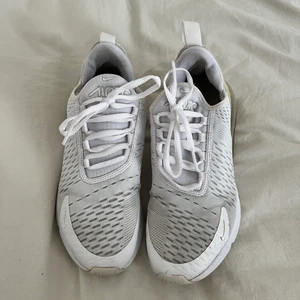 Nike air Max 270 dam - Använda i ungefär ett år. De ser mörkare ut på bilden pga ljuset men de är väldigt välskötta och vita i verkligheten. Storlek 37,5. 