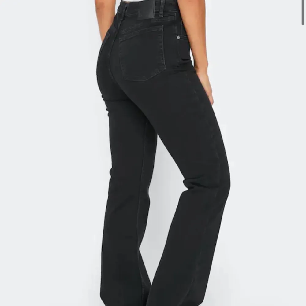 Nypris:599kr. Säljer dessa jeans då de knappt kommit till användning, använda vid Max 3/4 tillfällen och därav säljer jag dem för 400kr. De är långa i benen! Storlek W27 🥰. Jeans & Byxor.