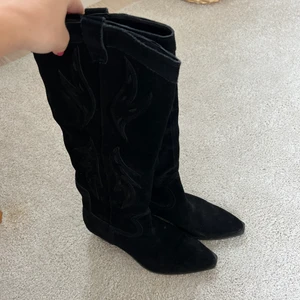 Mocca stövlar  - Säljer ett par fina, knappt använda stövlar. Köptes förra året men använd ett fåtal gånger. 