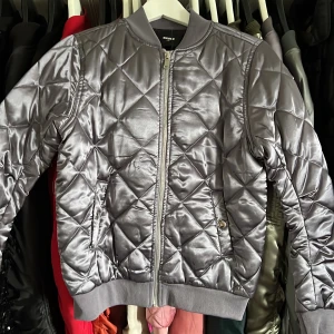 Bikbok jacka storlek xs - Bomberjacka från Bikbok i storlek xs. Aldrig använd. Färg likt på bilden men lite mer lila i verkligheten. Superfin!! Nypris 699kr