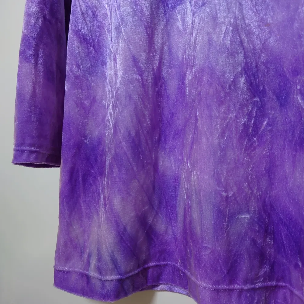 Lång, lila tröja i velvet/velour/sammet med lös polokrage. Den är alltså enfärgad men skiftar pga materialet. Ingen storleksmärkning men passar M🌿. Tröjor & Koftor.
