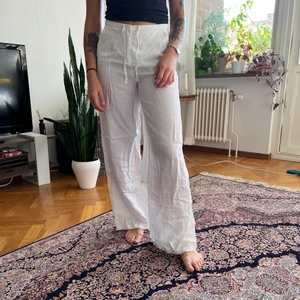 Linnebyxor - Linnebyxor, på undersidan av byxbenet är det mer transparent tyg med blom-tryck 