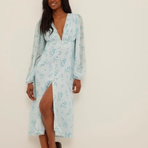 Klänning  - Oanvänd klänning från NA-KD, finns egna bilder. Ord pris 800kr