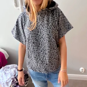 Hoodie!! - Så cool hoodie i med korta ärmar o leopard!!! I storlek L men skulle mer säga M
