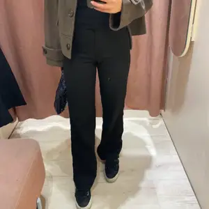 Svarta kostymbyxor i storlek 32. Jättebekväma och sitter snyggt men säljer på grund av att jag köpt ett par andra som jag använt mer!