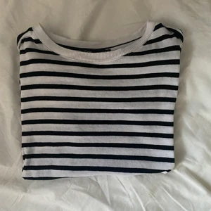 randig tröja Zara - en basic tröja från zara i storlek S 🤩 hör av er om ni vill ha bild på hur den sitter på. frakten: 45: kr 