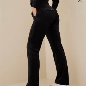 Svarta juicy couture byxor  - Säljer mina knappt använda juicy byxor i storlek ca. Bilderna kommer från Nelly där ja köpte dem