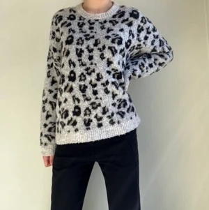 Leopard Pull&Bear tröja - Mysigaste tröjan från Pull&Bear. Mjukt och skönt material. Nypris är ca 560 kr.🐾