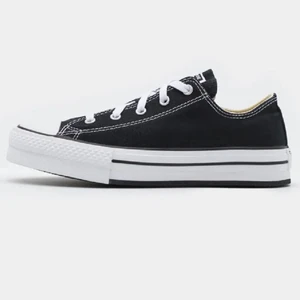 Converse - Använts 2-3 gånger men i nyskick. Kartong medföljer🥰  Stora i storleken så skulle säga att de passar 39