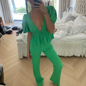 Coolt grönt set - Topp använd en gång. Topp S byxa M 