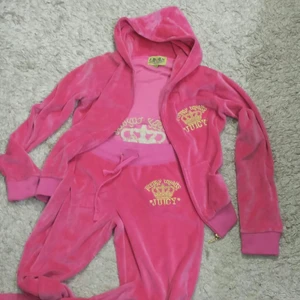 Juicy couture set  - Säljer nu mitt juicy couture set pga det inte är min stil längre och hänger mest i min garderob den är i ett jätte fint skick passar storlek s