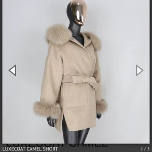 Kappa med päls - Säljer denna kappa från luxesw. Kappan är helt i nyskicka och aldrig använd (endast testad). Äkta avtagbar päls!  Skriv för fler bilder.