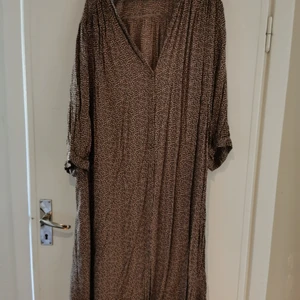 Mönstrad långklänning  - Mönstrad långklänning i siden 