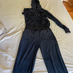 juicy couture set - Säljer nu mitt juicy couture set i marinblå då jag inte använder eller använt det särkilt mycket. Det är köpt på Nelly för sammanlagt 2300kr. 