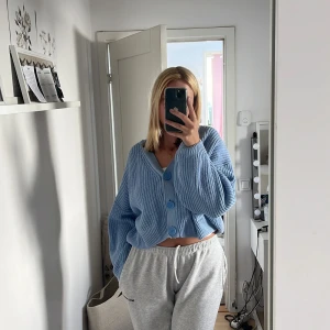 Blå cardigan  - Blå cardigan från H&M i storlek M! Otroligt skön men kommer aldrig till användning. 