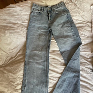 Raka Jeans Zara - Raka jeans från Zara i storlek 32. Säljer då dom tyvärr är för små för mig! Använda ett fåtal gånger så de är i nyskick! Säljer för 150kr + frakt😊