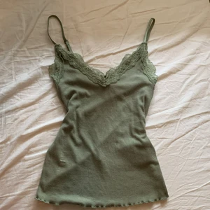 lace topp - grön lace topp från New Yorker, säljer pga kmr aldrig till användning längre 😇 !!DU MÅSTE KUNNA HÅLLA DITT BUD ANNARS KMR DU BLI RAPPORTERAD!! ‼️DEN FINNS FORTFARANDE KVAR‼️  