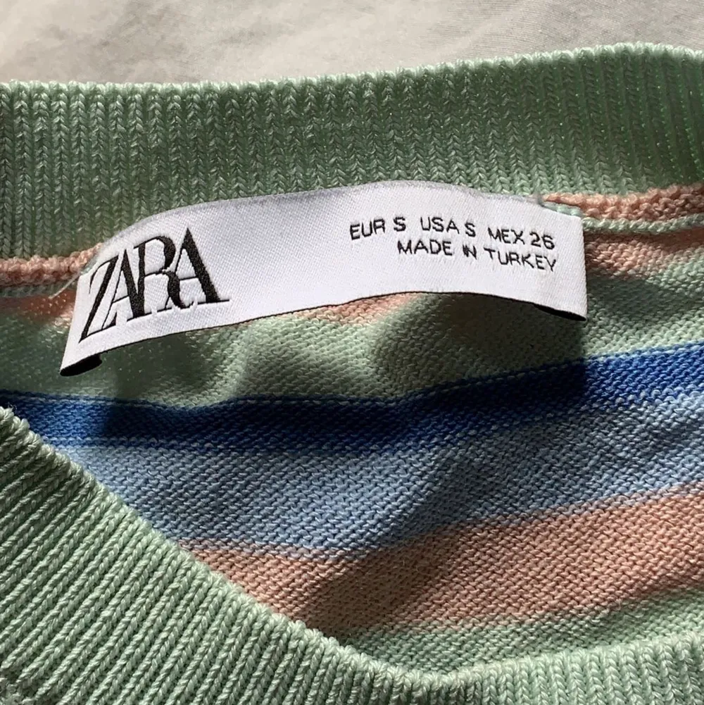 Jättefin tröja från Zara som passar nu till hösten. Fint skick och sparsamt använd. Pris kan diskuteras o köparen står för frakten.💕💕. Toppar.