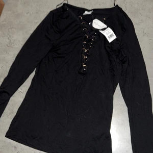 Tröja med kedja Ginatricot S - 🧡Normal längd  💙Oanvänd 💜Köparen står för frakt 💚Ingen bild pga för liten