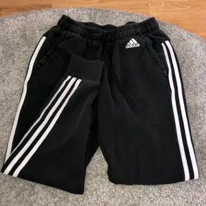 Svarta adidas mjukisbyxor, storlek S/34-36. Resor nertill, går ner till anklare på mig (160cm) Mjuka och i bra skick. 130+ frakt (66kr)