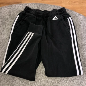 Adidas mjukisbyxor - Svarta adidas mjukisbyxor, storlek S/34-36. Resor nertill, går ner till anklare på mig (160cm) Mjuka och i bra skick. 130+ frakt (66kr)